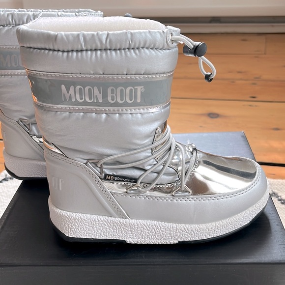 Moon Boot Original Jr. Girls’ Soft WP Metallic Silver Waterproof Snowboots - Picture 3 of 13